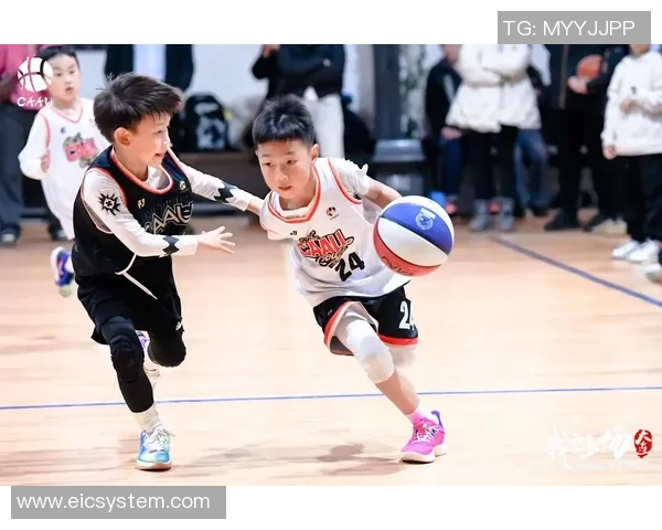 打篮球的带牙套少年如何在赛场上克服困难展现自我风采