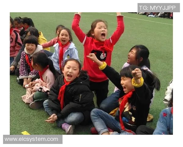 快乐的一年级足球课我们一起踢足球的快乐时光